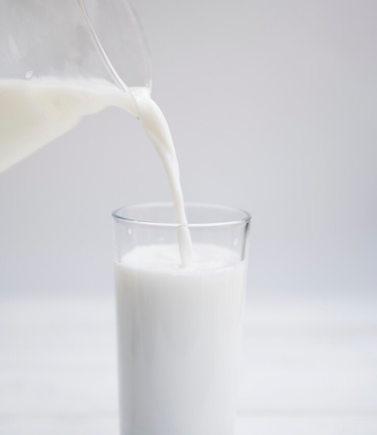 Saiba como usar o fungicida natural a base de leite em suas plantas.