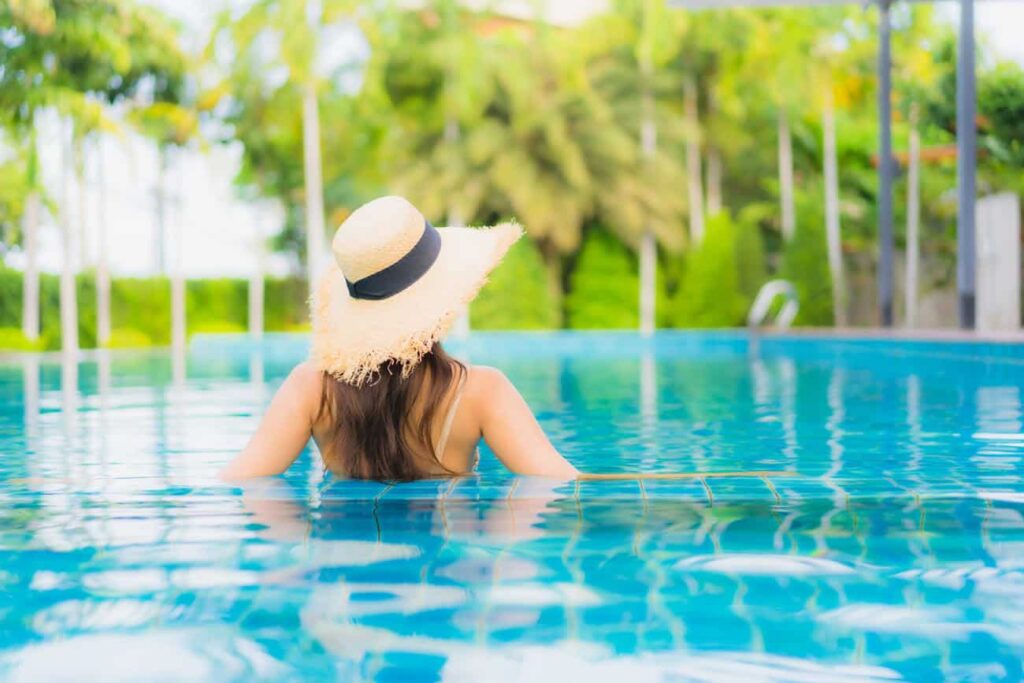 Plantas deslumbrantes para transformar sua piscina em um refúgio tropical