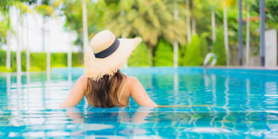 Plantas deslumbrantes para transformar sua piscina em um refúgio tropical