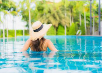 Plantas deslumbrantes para transformar sua piscina em um refúgio tropical