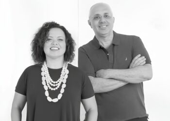 Catê Poli e João Jadão assinam juntos, pela sétima vez, um projeto na CASACOR São Paulo — uma parceria consolidada que transforma paisagismo em experiência sensorial e afetiva | Foto: Divulgação CASACOR