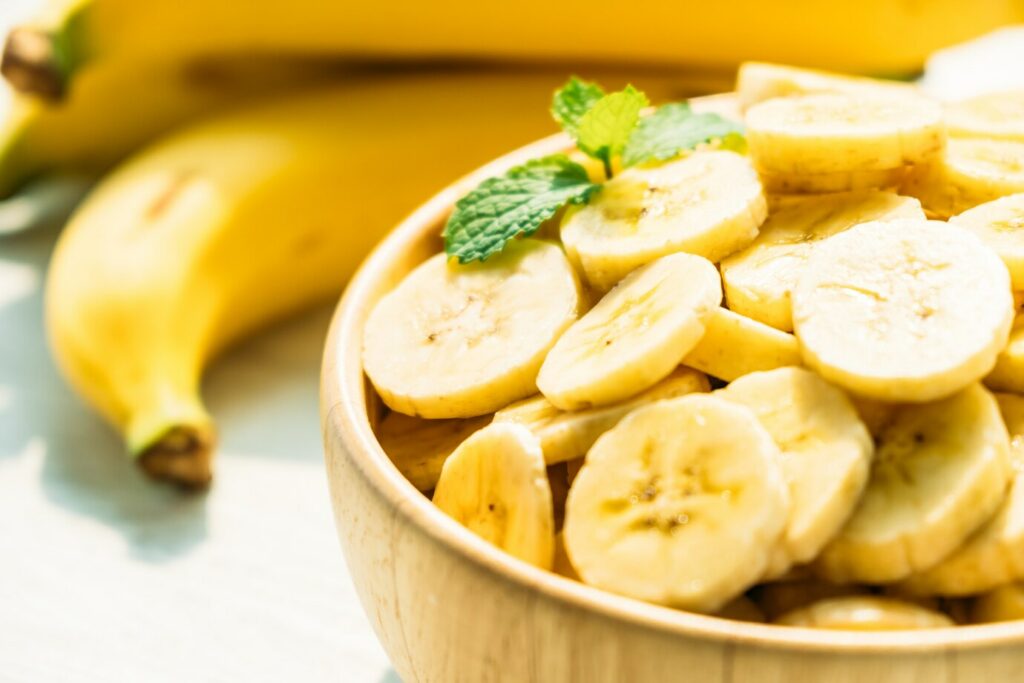 O contraste entre a fruta mais rara e a mais amada do Brasil