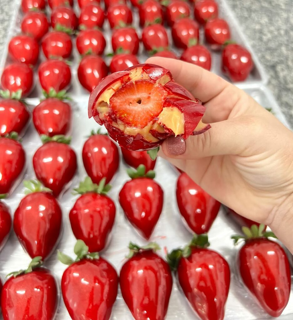 Febre do morango do amor aquece o mercado e vira fonte de renda para milhares