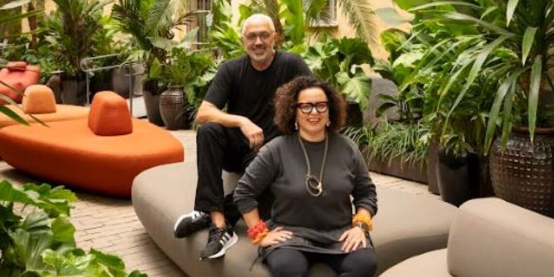 Os paisagistas Cate Poli e João Jadão no Jardim da Alameda assinado por eles para a CASACOR São Paulo 2025 | Foto: Renato Navarro
