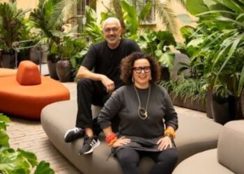 Os paisagistas Cate Poli e João Jadão no Jardim da Alameda assinado por eles para a CASACOR São Paulo 2025 | Foto: Renato Navarro