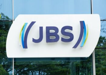 JBS firma parceria para empregar beneficiários do Bolsa Família