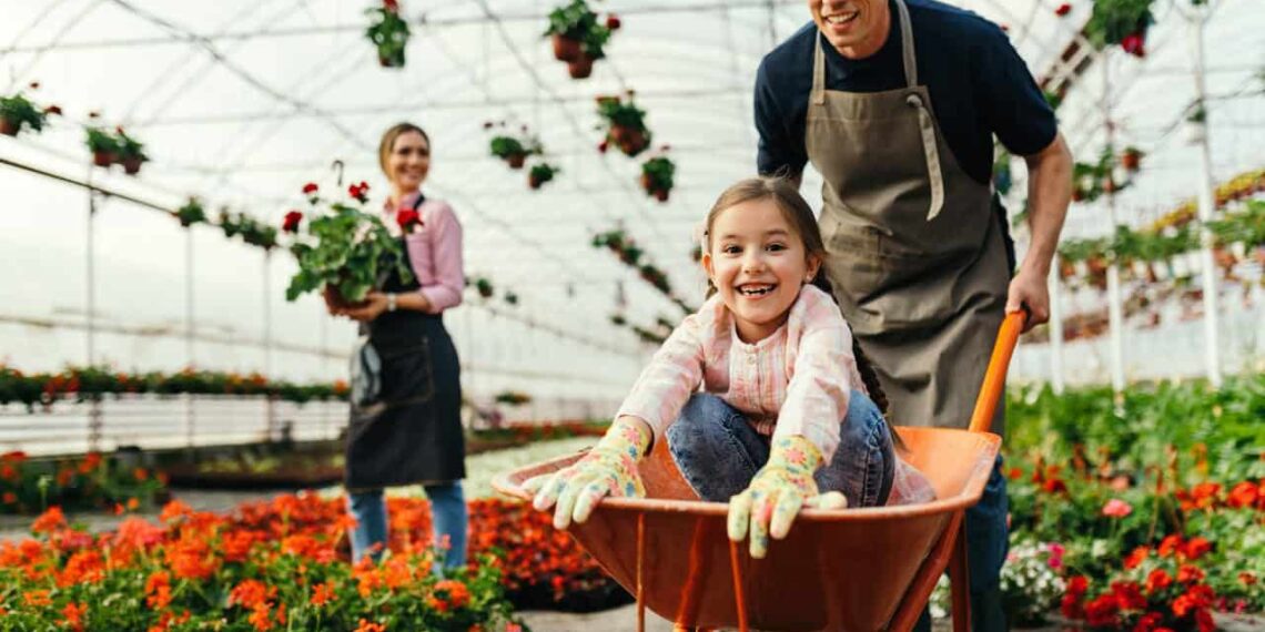 Pais jardineiros: ferramentas e acessórios que não podem faltar no cultivo
