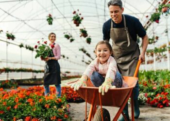 Pais jardineiros: ferramentas e acessórios que não podem faltar no cultivo