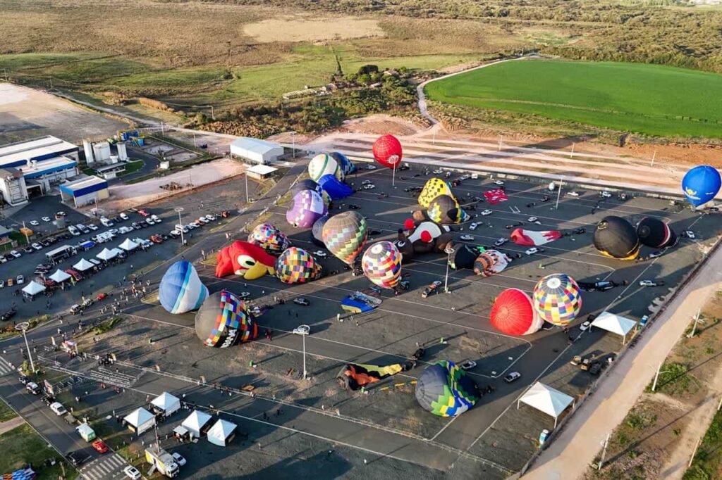 Balões tomam o céu e marcam a abertura do Festival da Primavera em Castro
