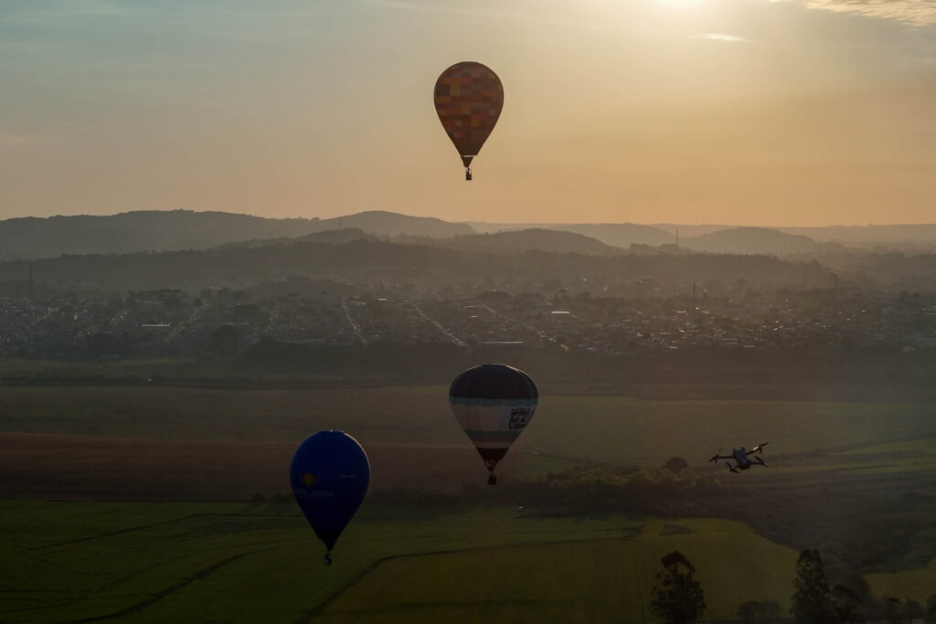 Balões tomam o céu e marcam a abertura do Festival da Primavera em Castro