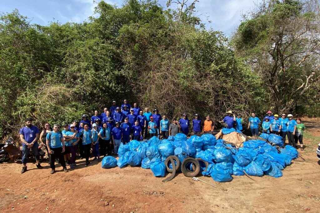 Mutirão ambiental leva centenas de voluntários da Sanepar às margens dos rios