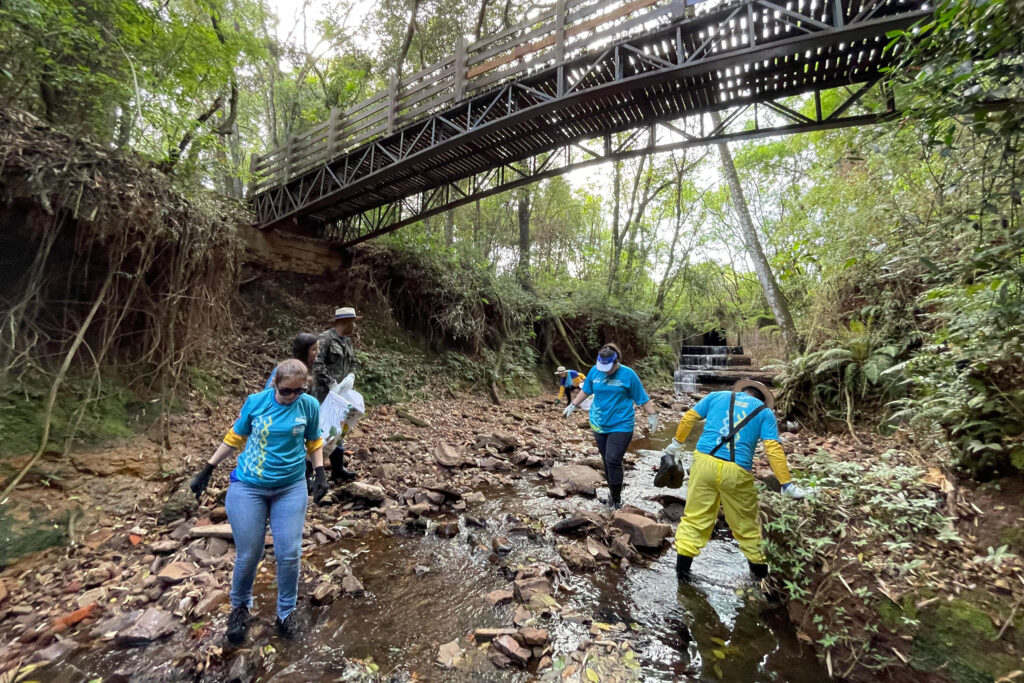 Mutirão ambiental leva centenas de voluntários da Sanepar às margens dos rios