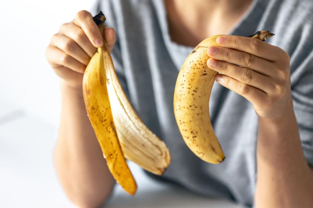 Adubo natural com casca de banana: vale a pena?