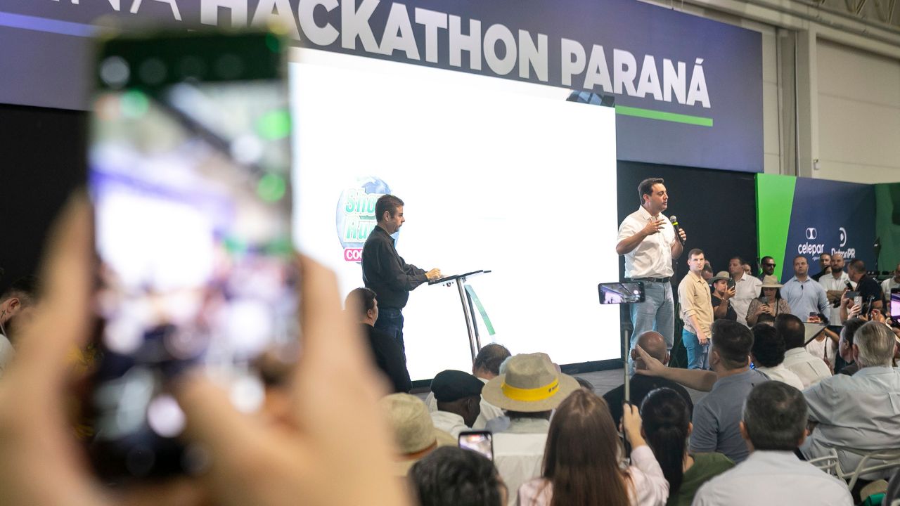 Paraná coloca sete máquinas agrícolas por dia nas estradas rurais e reforça estrutura do campo