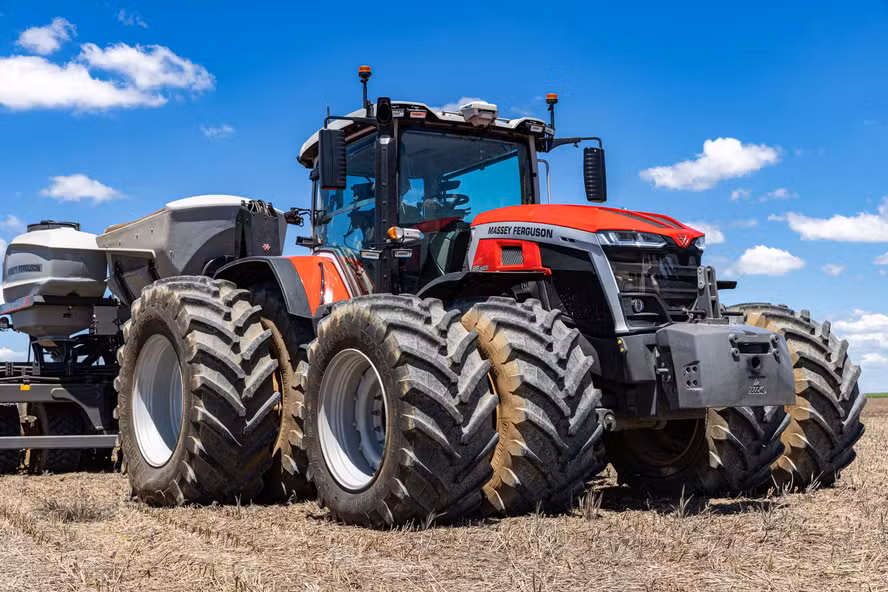 Trator de 425 cv chega ao Brasil com promessa de economizar mais de R$ 400 por hectare na operação de plantio