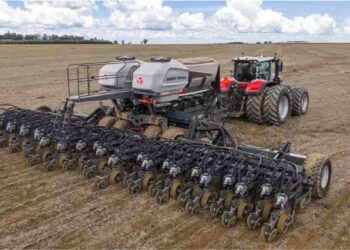 Trator de 425 cv chega ao Brasil com promessa de economizar mais de R$ 400 por hectare na operação de plantio