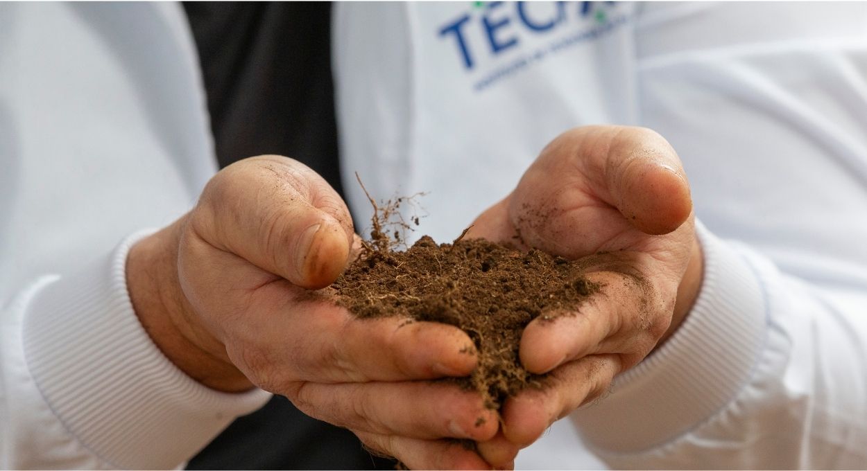 O Paraná iniciou um projeto de agricultura regenerativa inédito no Brasil, que une biotecnologia ao manejo sustentável dos solos. Coordenado pelo Instituto de Tecnologia do Paraná (Tecpar), o Solo Vivo Paraná é o primeiro rastreamento microbiológico do solo realizado em escala estadual, que servirá como base para a construção de um Mapa Genético dos Solos Paranaenses. O estudo é baseado na metagenômica, uma tecnologia avançada que analisa o DNA e a composição mineral e biológica do solo, para mapear a diversidade de microrganismos e nutrientes presentes em determinada área. A iniciativa representa um grande passo para o conhecimento da qualidade biológica do solo, contribuindo para a adoção de práticas agrícolas mais eficientes, sustentáveis e produtivas. Para o diretor-presidente do Tecpar, Eduardo Marafon, ao estimular a inovação tecnológica no campo o Tecpar posiciona o Paraná como referência nacional em biotecnologia aplicada à agricultura sustentável. “Este projeto-piloto introduz uma ferramenta inédita para o Estado: a metagenômica aplicada à agricultura, integrando o Paraná à agenda global de bioeconomia e inovação verde”, disse Marafon. “Por meio deste estudo, o agronegócio paranaense terá acesso a indicadores científicos capazes de transformar práticas agrícolas, com impactos diretos na cadeia agroindustrial, ampliando a produção de alimentos com sustentabilidade”, afirmou. SAÚDE DO SOLO – Na prática, a análise de DNA metagenômico funciona como um "raio-X" da saúde do solo, identificando microrganismos benéficos ou patogênicos, ciclos de nutrientes e diversidade biológica. Ele sequencia o DNA de fungos, bactérias e vírus, identificando sua presença e de que forma estão agindo no solo. Enquanto as análises laboratoriais tradicionais analisam os componentes químicos e os nutrientes do solo, na análise metagenômica o sequenciamento material genético é feito diretamente da amostra, focando nos microrganismos. Segundo o gerente do Centro de Desenvolvimento Ambiental para Saúde do Tecpar, Marco Antonio Netzel, a implementação de protocolos de diagnóstico genético do solo possibilitará a identificação das condições biológicas que influenciam a produtividade agrícola. “A aplicação pioneira da metagenômica agrícola no Estado, utilizando sequenciamento genético para mapear comunidades microbianas em larga escala, representa um marco metodológico”, afirma. “Isso ampliará a capacidade local de análise e gestão do solo com base em evidências científicas, transferindo conhecimento técnico para instituições públicas. Os dados gerados poderão orientar estratégias de manejo, além de subsidiar políticas públicas e estratégias de mitigação climática”. INOVAÇÃO – O projeto, desenvolvido em parceria com a empresa Go Genetic, prevê a coleta e extração de amostras de solo em regiões agrícolas do Paraná, que serão processadas em laboratório, por meio da extração de DNA e sequenciamento genético de nova geração (NGS). Em seguida, o material passará pela análise bioinformática – técnica que utiliza conceitos da computação, biologia e estatística para interpretar grandes volumes de informações biológicas, transformando dados brutos em conhecimento. Ao todo, serão 8.400 pontos amostrados, resultando em aproximadamente 700 análises metagenômicas completas com dados genéticos e indicadores de saúde do solo. As informações geradas serão analisadas e interpretadas em conjunto com as equipes técnicas do Instituto de Desenvolvimento Rural do Paraná (IDR-PR) e da Agência de Defesa Agropecuária do Paraná (Adapar), e embasarão uma publicação técnica que servirá como referência para o futuro desenvolvimento do Mapa Genético dos Solos do Estado. Além de identificar áreas com necessidade de correção, permitindo o uso mais eficiente do solo, a recuperação de solos degradados e a otimização no uso de fertilizantes, o mapa ajudará na formulação de políticas públicas voltadas à saúde do solo e na elaboração de estratégias de controle e prevenção de doenças do solo, com recomendações técnicas sobre diferentes culturas. BENEFICIADOS – Os principais beneficiados serão os pequenos e médios produtores paranaenses – que hoje representam 84% das propriedades rurais do estado. Eles poderão aumentar a produtividade com base em evidências técnicas, ampliando sua competitividade e autonomia. Cerca de 100 agricultores familiares e cooperativas de 13 municípios farão parte do projeto-piloto. As cidades selecionadas são: Boa Ventura de São Roque, Carambeí, Castro, Curitiba, Guarapuava, Irati, Palmeira, Piraí do Sul, Pitanga, Ponta Grossa, Prudentópolis, São José dos Pinhais e Turvo. O projeto foi estruturado para refletir a diversidade produtiva do estado. Ao longo da execução, serão avaliados diferentes contextos agrícolas e ambientais, como o cultivo da banana, no Litoral do Estado; dos citros − com atenção ao greening − no Norte do Paraná; da mandioca, no Norte e Noroeste; de áreas certificadas de café e goiaba; da sericicultura, no Norte Pioneiro; além de grandes culturas, como soja, milho, trigo, cevada e cana-de-açúcar. O estudo também vai analisar áreas com solos degradados, com foco em diagnóstico e regeneração. SAÚDE ÚNICA – Em 2025, o Tecpar aprovou diversos projetos alinhados aos três pilares do conceito de Saúde Única: saúde humana, saúde animal e saúde ambiental. Entre eles está o projeto piloto Solo Vivo, Paraná Forte – Mapa Genético dos Solos Paranaenses, que tem investimento de R$ 2 milhões, com recursos do Fundo Paraná, dotação de fomento científico gerida pela Secretaria da Ciência, Tecnologia e Ensino Superior (Seti).